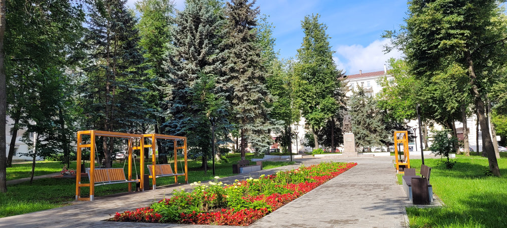 Сквер у памятника Якову Свердлову