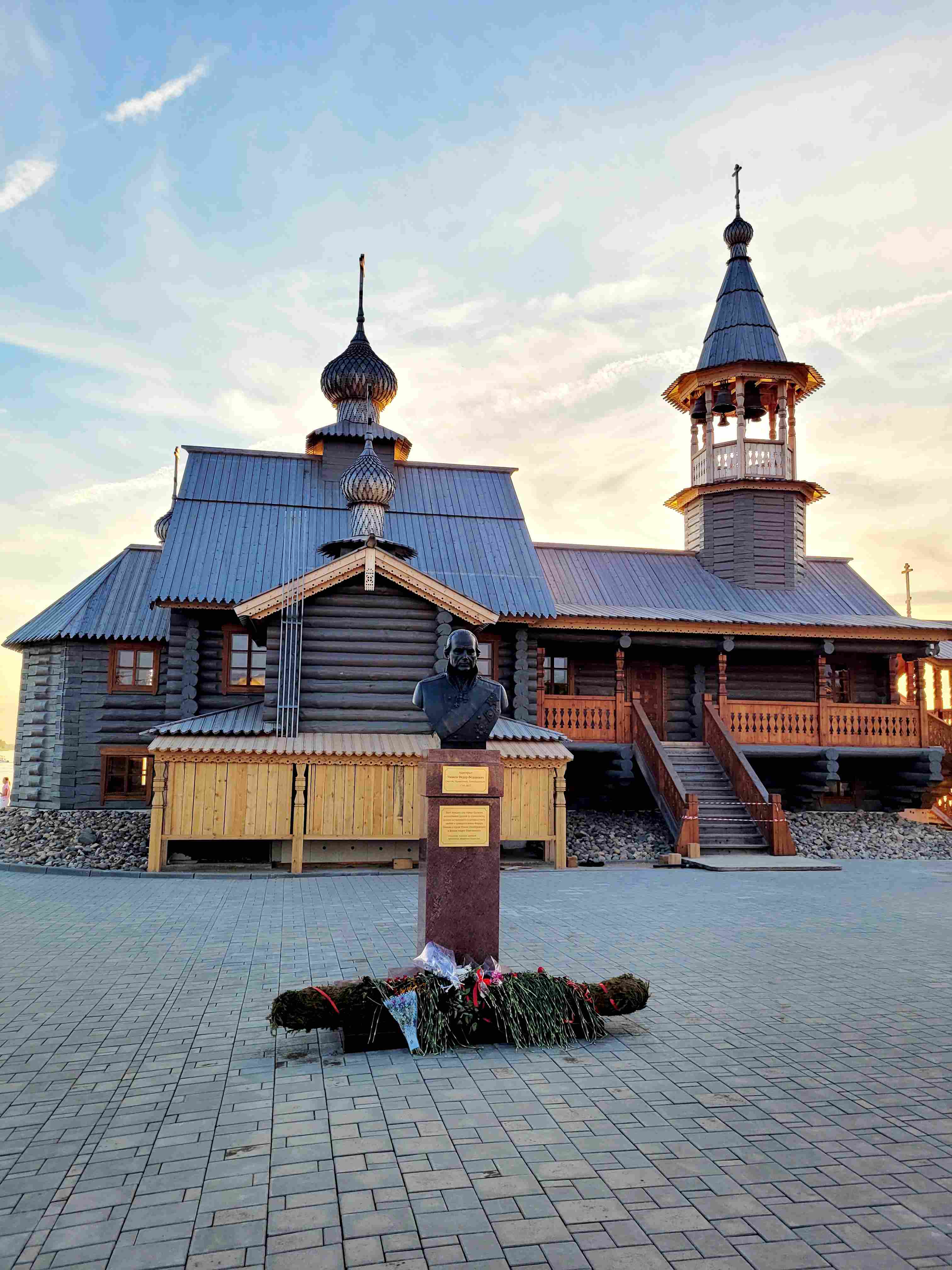 Бюст Федора Ушакова в Костроме — фото 3