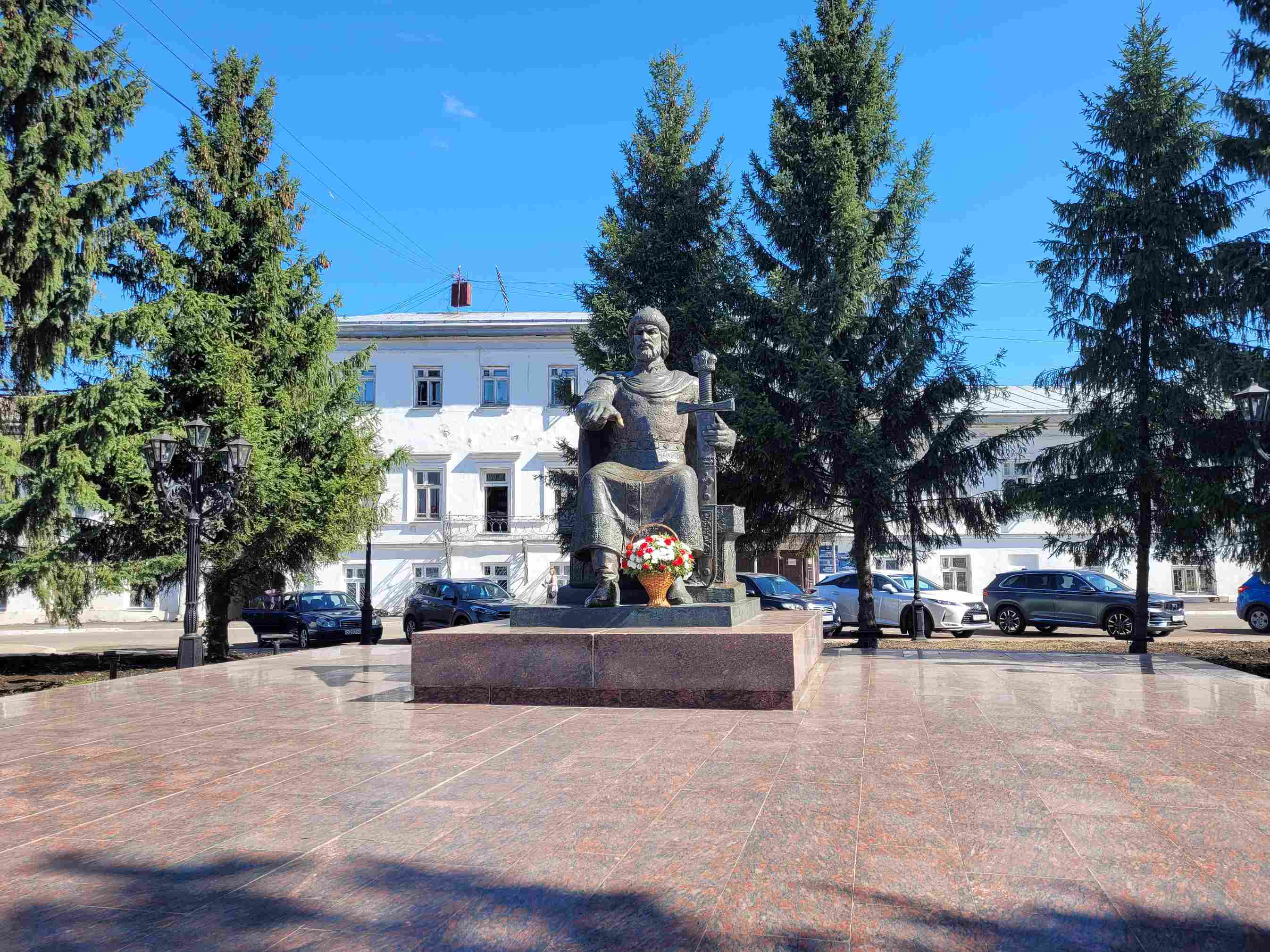Сквер у памятника Юрию Долгорукому