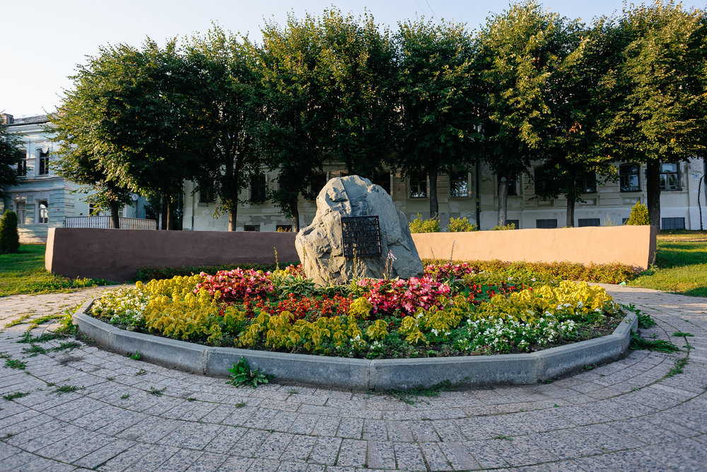 Памятный камень на месте основания Костромы