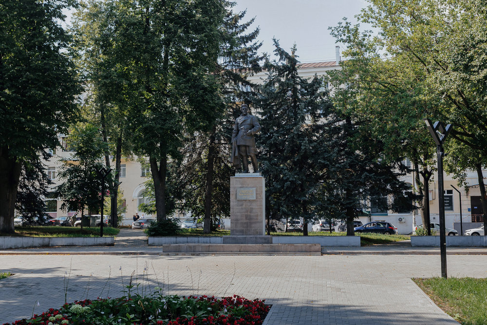 Сквер у памятника Якову Свердлову