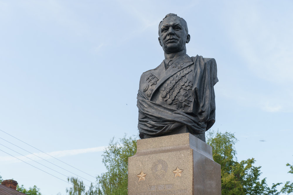 Бюст Маршала Александра Новикова