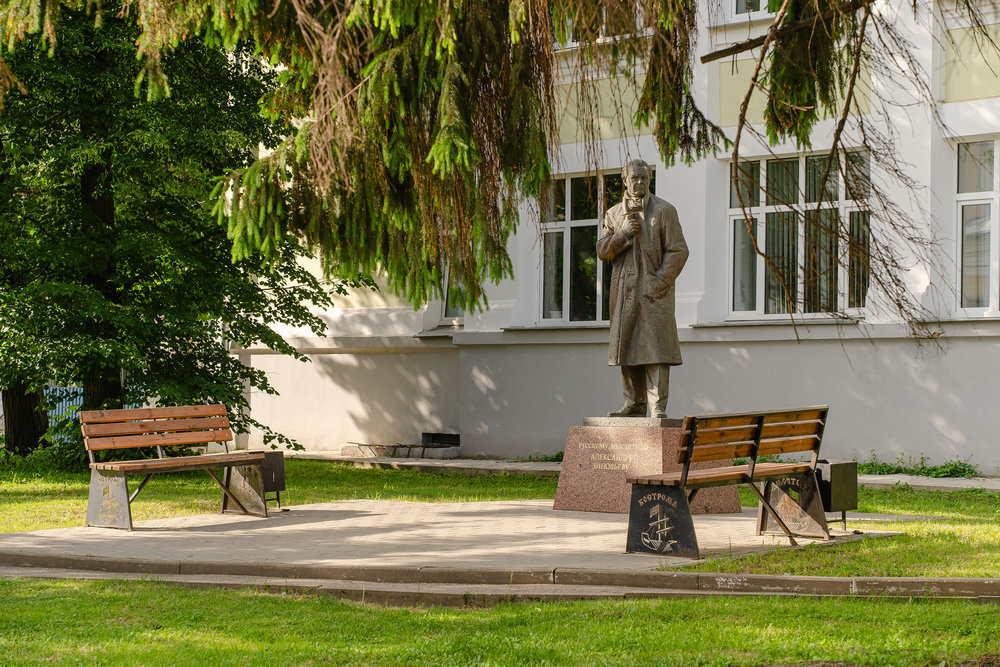 Памятник Александру Зиновьеву