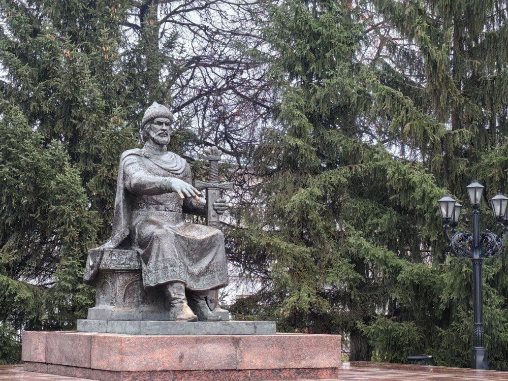 Памятник Юрию Долгорукому