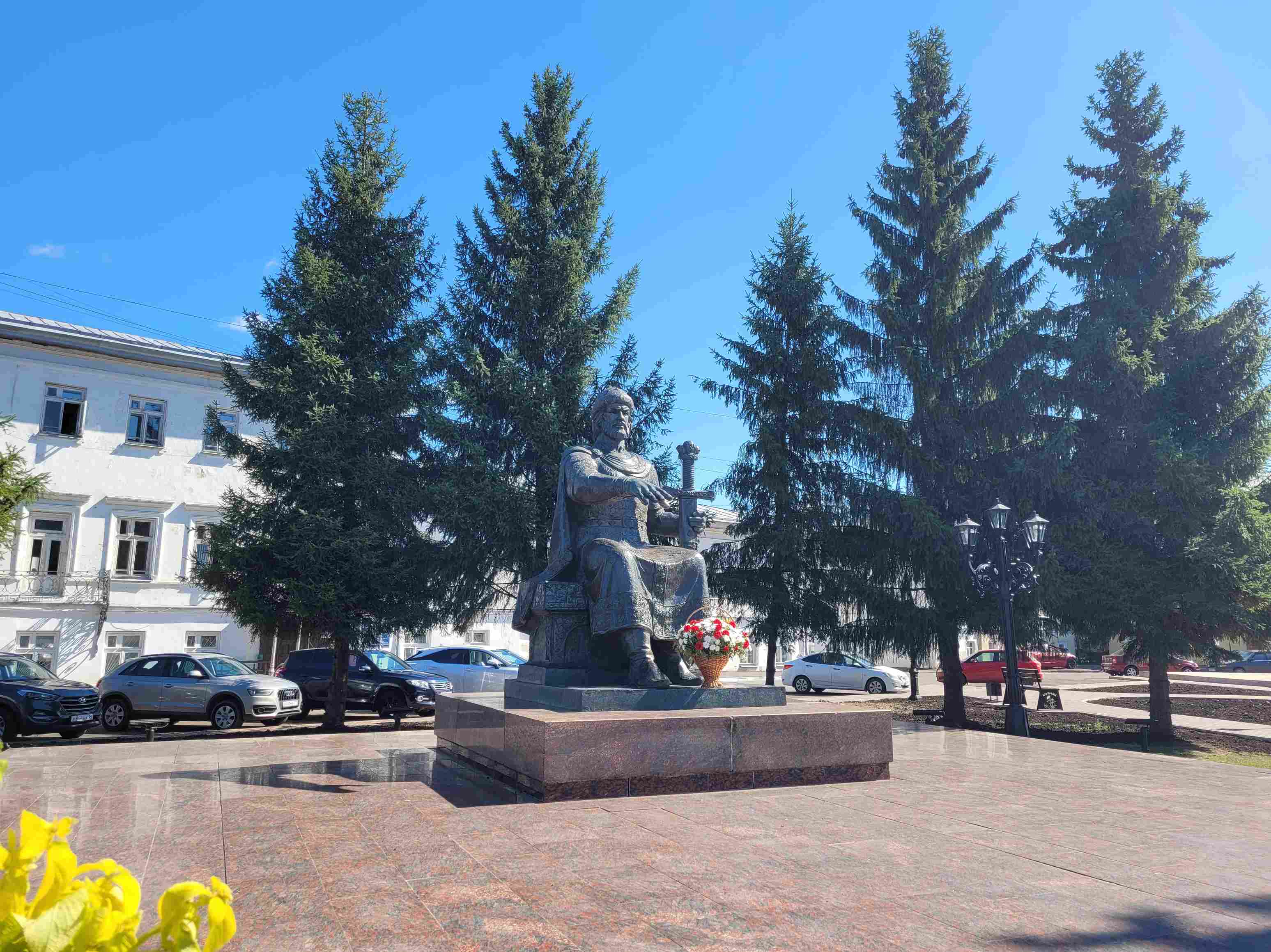 Сквер у памятника Юрию Долгорукому