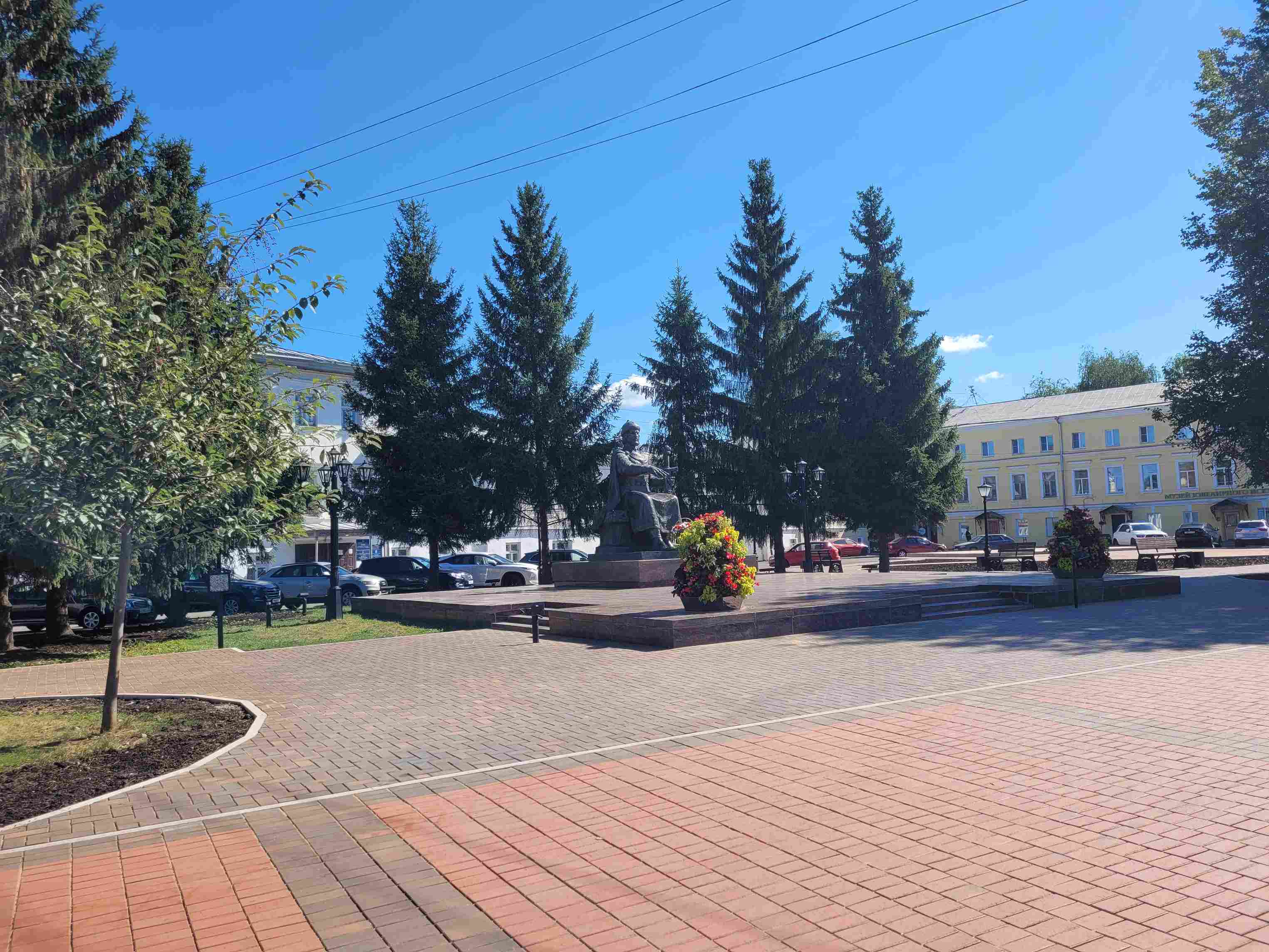 Сквер у памятника Юрию Долгорукому в Костроме — ул. Советская, д.3